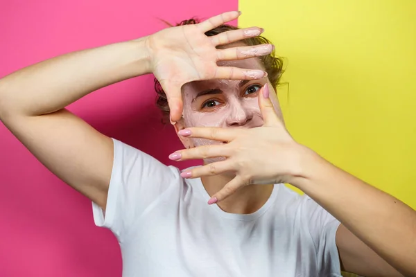 Retrato Una Hermosa Joven Que Pone Una Máscara Refrescante Cara — Foto de Stock