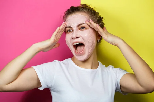 Porträt Eines Schönen Jungen Mädchens Das Sich Eine Erfrischende Maske — Stockfoto