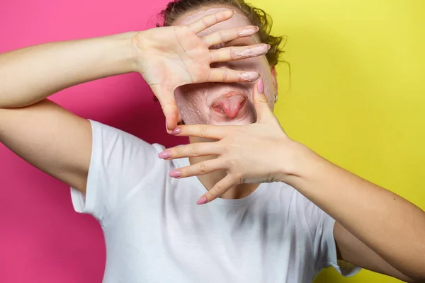 Retrato Una Hermosa Joven Que Pone Una Máscara Refrescante Cara — Foto de Stock