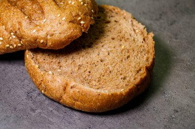 Mutfak masasında dondurulmuş çörekler var.