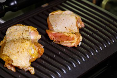 Ev mutfağındaki ızgarada baharatlı tavuk ızgara.