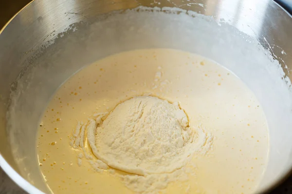 Slagroom Voor Een Zoet Dessert Een Keukenmachine Crèmestraalpijp — Stockfoto