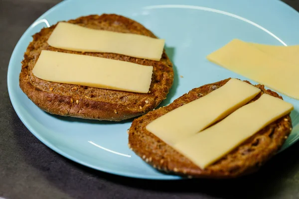 Gegrilltes Brot Mit Käse Auf Blauem Teller — Stockfoto