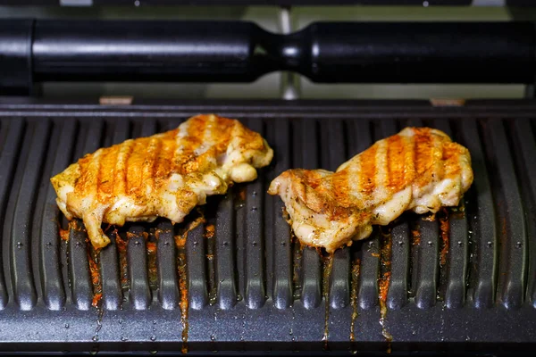 Poulet Grillé Aux Épices Sur Gril Électrique Dans Cuisine Maison — Photo