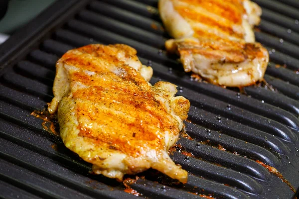 Gegrilltes Hühnchen Mit Gewürzen Auf Dem Elektrogrill Der Heimischen Küche — Stockfoto