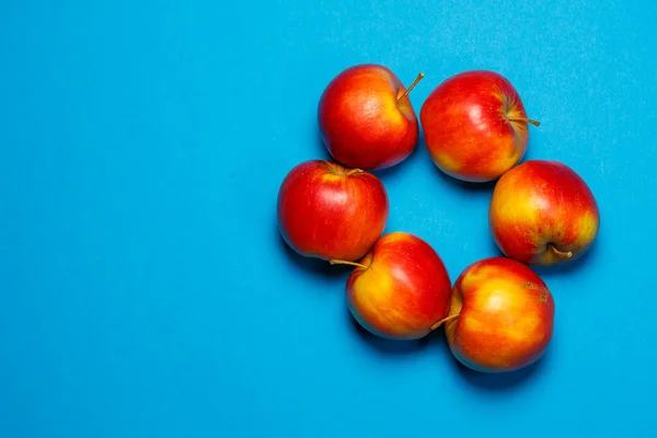 Röd Gula Saftiga Äpplen Blå Bakgrund Hälsosam Kost Och Vitaminer — Stockfoto