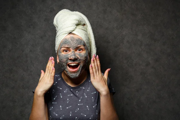 Menina Bonita Com Uma Máscara Espuma Tônica Seu Rosto Uma — Fotografia de Stock