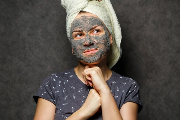 Όμορφη Νεαρή Κοπέλα Μια Μάσκα Τονωτικού Αφρού Στο Πρόσωπό Της — Φωτογραφία Αρχείου