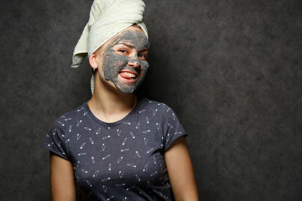Όμορφη Νεαρή Κοπέλα Μια Μάσκα Τονωτικού Αφρού Στο Πρόσωπό Της — Φωτογραφία Αρχείου