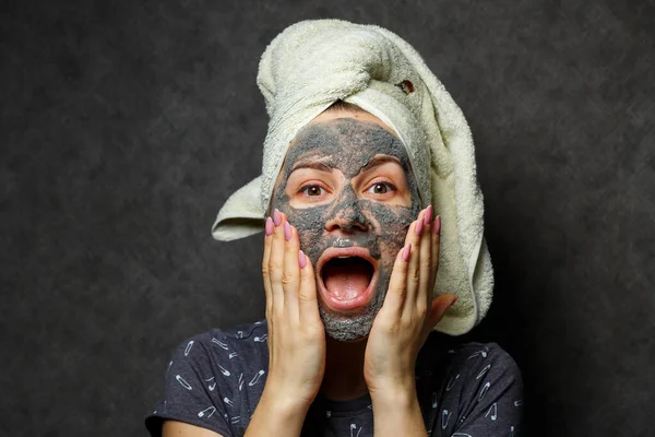 Menina Bonita Com Uma Máscara Espuma Tônica Seu Rosto Uma — Fotografia de Stock