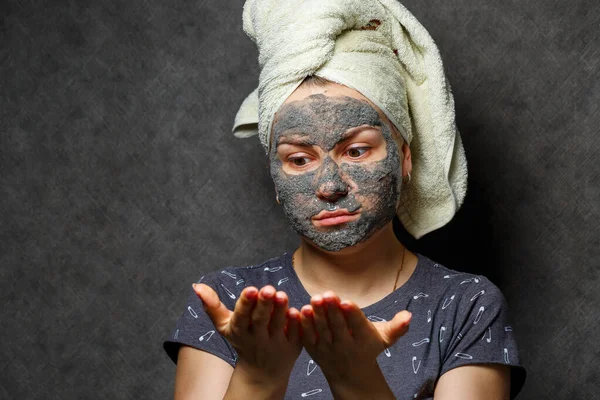 Menina Bonita Com Uma Máscara Espuma Tônica Seu Rosto Uma — Fotografia de Stock