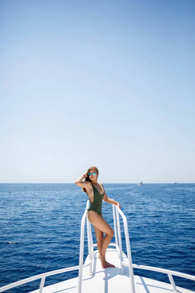 Дівчина Красивою Фігурою Зеленому Купальнику Вона Білій Яхті Червоному Морі — стокове фото