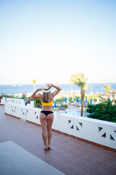 Krásná Dívka Blond Vlasy Žlutých Plavkách Relaxuje Terase Proti Moři — Stock fotografie