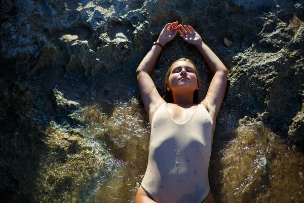 수영복을 아름다운 소녀가해 해변에 — 스톡 사진