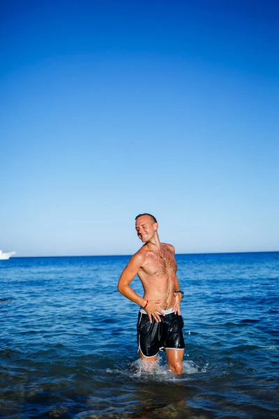 Χαρούμενος Άντρας Που Χαίρεται Στις Διακοπές Του Στέκεται Στη Θάλασσα — Φωτογραφία Αρχείου
