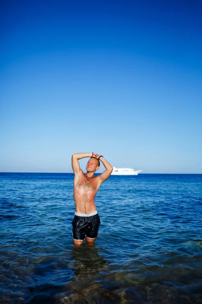 Glücklicher Mann Macht Urlaub Steht Meer Und Planscht Wasser Shorts — Stockfoto