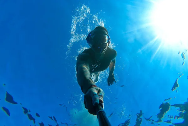 Cara Com Uma Máscara Snorkel Mergulha Água Azul Mar Vermelho — Fotografia de Stock