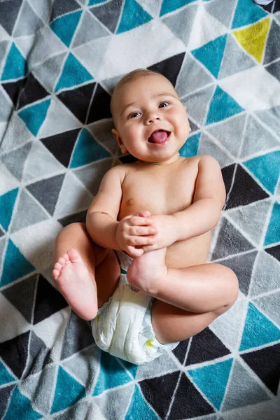 8ヶ月の小さな男の子が笑っています オムツを着ている 子どもの健康と発達 — ストック写真