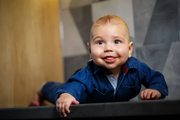 お腹の上に寝そべっている8ヶ月の小さな男の子と美しい笑顔 — ストック写真