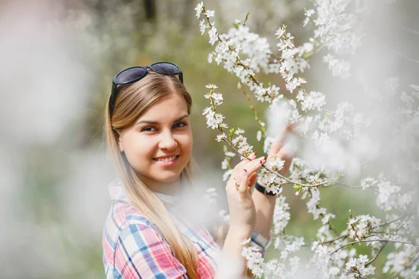 Schöne Mädchen Blühenden Bäumen Zeitigen Frühling Strahlende Sonne Und Natur — Stockfoto
