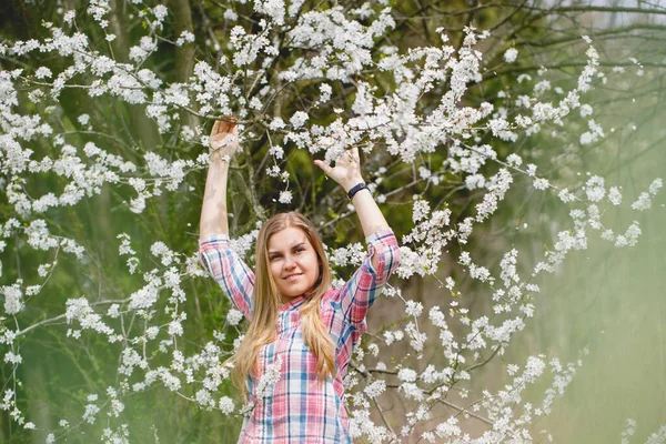 Красивая Девушка Цветущих Деревьях Ранней Весной Яркое Солнце Природа — стоковое фото