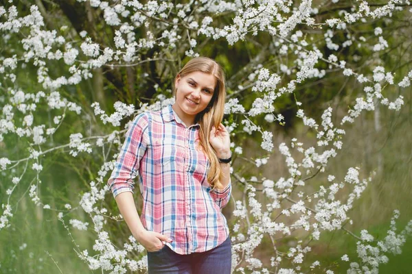 Vacker Flicka Blommande Träd Tidigt Våren Ljus Sol Och Natur — Stockfoto