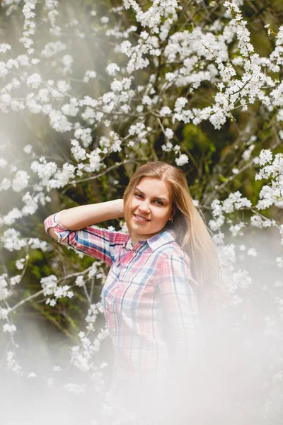 Schöne Mädchen Blühenden Bäumen Zeitigen Frühling Strahlende Sonne Und Natur — Stockfoto