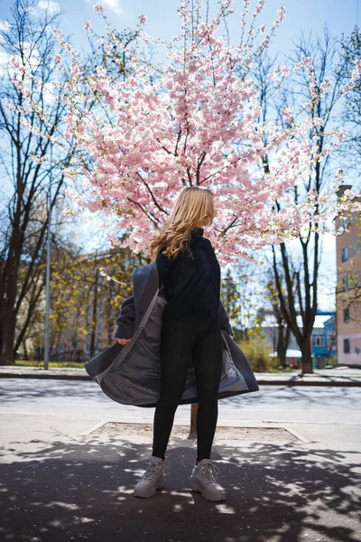 Modelo Feminino Esbelto Jovem Com Cabelo Ondulado Longo Vestido Com — Fotografia de Stock