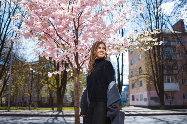 Jeune Modèle Féminin Élancé Avec Longs Cheveux Ondulés Vêtu Manteau — Photo