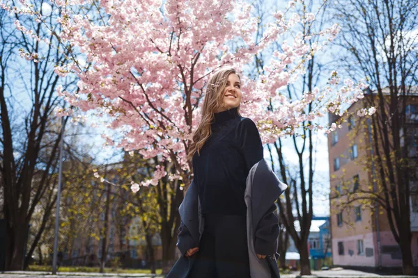 Jeune Modèle Féminin Élancé Avec Longs Cheveux Ondulés Vêtu Manteau — Photo