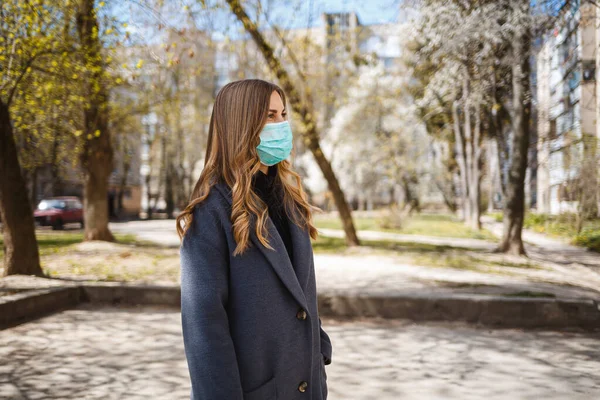 Chica Mujer Joven Con Una Máscara Médica Estéril Protectora Cara —  Fotos de Stock