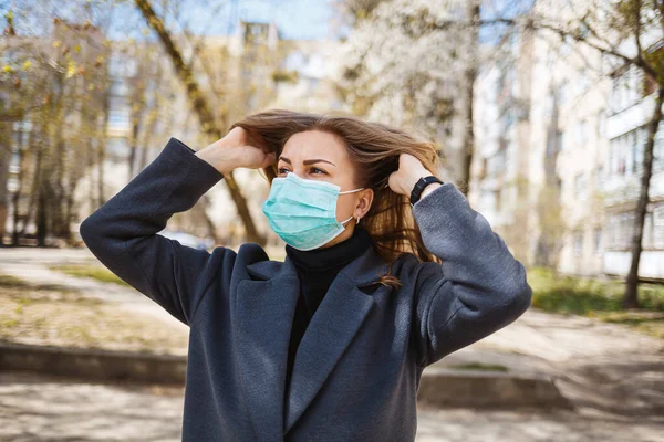 Menina Jovem Mulher Com Uma Máscara Médica Estéril Protetora Seu — Fotografia de Stock