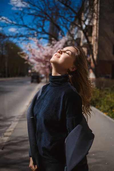 Sakura Ágak Virágokkal Egy Fán Város Utcáin Stílusos Lány Fut — Stock Fotó