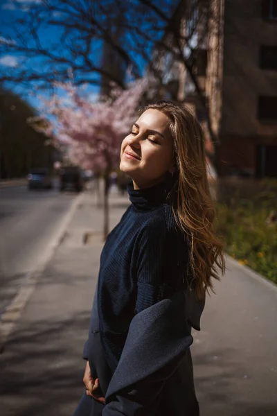 Sakura Branches Flowers Tree City Streets Stylish Woman Girl Runs — Stock Photo, Image