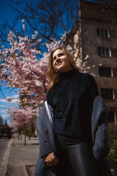 Şehrin Sokaklarındaki Ağaçta Çiçeklerle Sakura Dalları Gri Paletli Mutlu Bir — Stok fotoğraf