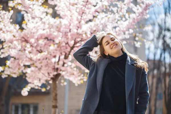 Sakura Ramas Con Flores Árbol Las Calles Ciudad Mujer Feliz — Foto de Stock