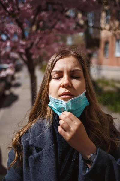 Menina Jovem Mulher Com Uma Máscara Médica Estéril Protetora Seu — Fotografia de Stock