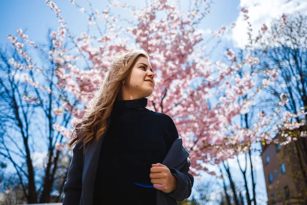 Sakura Ágak Virágokkal Egy Fán Város Utcáin Stílusos Lány Áll — Stock Fotó