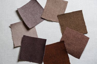 Gri arkaplan üzerine serilmiş çok renkli kumaş parçaları