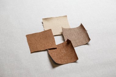 Gri arkaplan üzerine serilmiş çok renkli kumaş parçaları