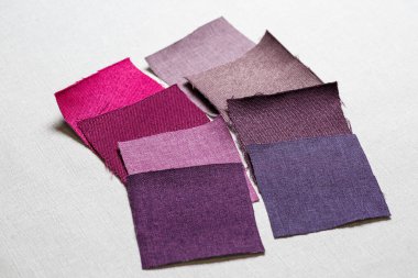 Gri arkaplan üzerine serilmiş çok renkli kumaş parçaları