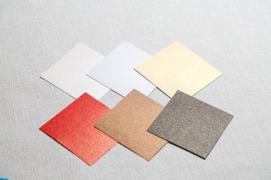 Gri arkaplan üzerine serilmiş çok renkli kumaş parçaları