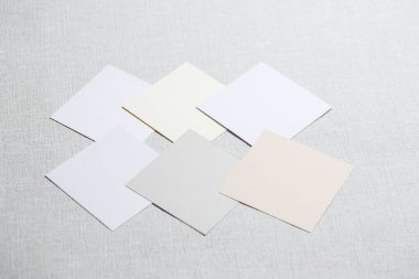 Gri arkaplan üzerine serilmiş çok renkli kumaş parçaları