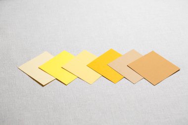 Gri arkaplan üzerine serilmiş çok renkli kumaş parçaları