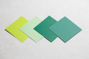 Gri arkaplan üzerine serilmiş çok renkli kumaş parçaları