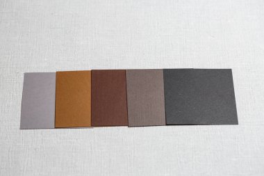 Gri arkaplan üzerine serilmiş çok renkli kumaş parçaları