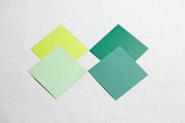 Gri arkaplan üzerine serilmiş çok renkli kumaş parçaları