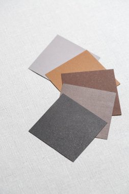 Gri arkaplan üzerine serilmiş çok renkli kumaş parçaları