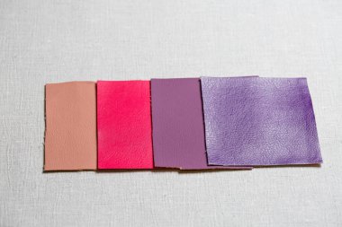 Gri arkaplan üzerine serilmiş çok renkli kumaş parçaları