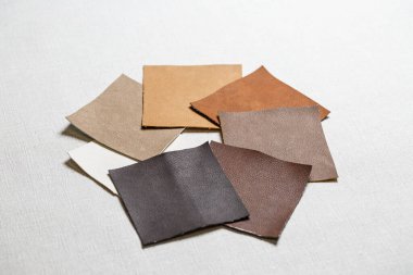 Gri arkaplan üzerine serilmiş çok renkli kumaş parçaları